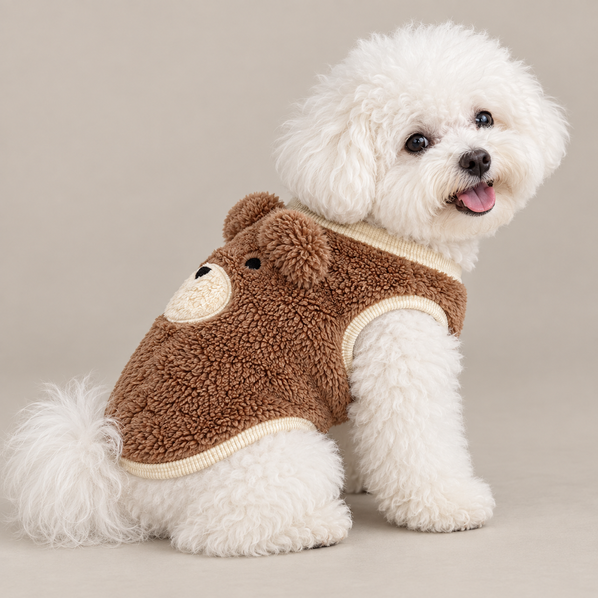 コーヒーのくまボアベストを着た白い犬