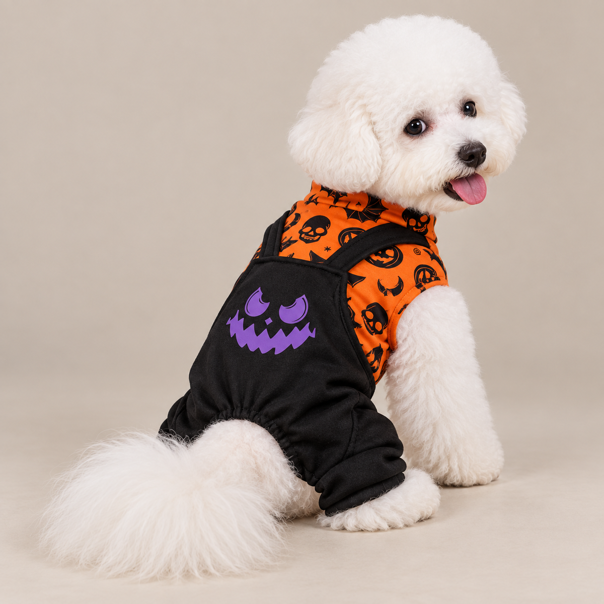 パープルフェイスのハロウィンオーバーオールを着た白い犬
